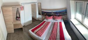 普尔海姆Abtei Apartment Brauweiler的一间设有长凳的房间,上面有美国国旗