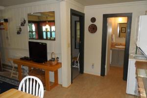 帕克伍德Mountainside Chalet - Tiny Home的客厅配有桌子和电视