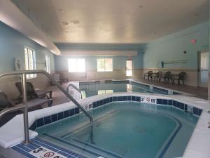 萨沃伊天堂贝斯特韦斯特酒店 的一个带两个游泳池的大型游泳池