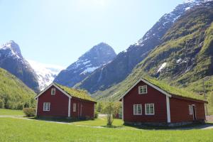 BriksdalsbreTrollbu Aabrekk gard的山前的两个红色谷仓