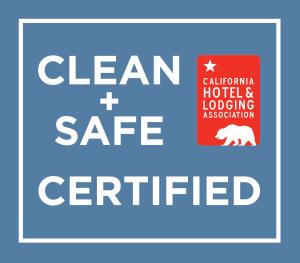 洛杉矶威尔希尔汽车旅馆的标有文字的清洁和安全认证的标志