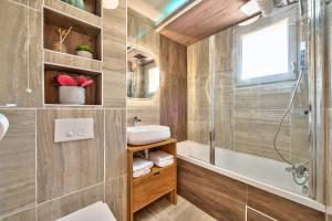 新城勒孔特MickeyRelax - House Spa Sauna next Disneyland Paris的带浴缸、水槽和淋浴的浴室
