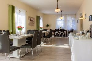 玛丽亚温泉Villa Anzio的用餐室设有桌椅和窗户。