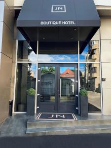 布加勒斯特JN Boutique House的一座带精品酒店入口的建筑