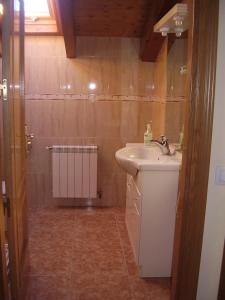 VilallerCasa Magí的一间带水槽、卫生间和镜子的浴室