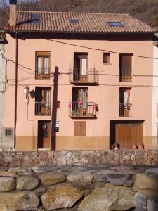 VilallerCasa Magí的带阳台和石墙的房子