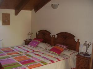 VilallerCasa Magí的一间卧室配有一张大床和五颜六色的被子