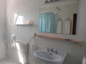 巴古尔Hostal Sa Barraca - Adults Only的浴室配有盥洗盆、镜子和毛巾