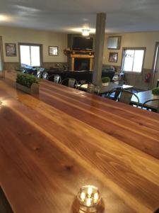 奇斯顿Rockerville Lodge & Cabins的一间会议室,配有长木桌子和椅子