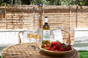 阿门多拉拉Don Bruno Homes的一瓶葡萄酒和两杯带草莓的桌子