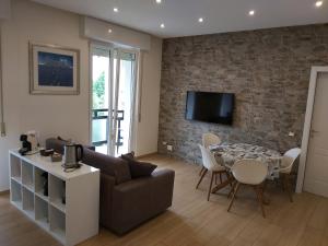 代森扎诺-德尔加达Le Rive的客厅配有沙发和桌子