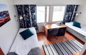 基尔匹斯扎我维Kilpisjärven Retkeilykeskus Rooms的客房设有两张床、一张桌子和一个窗户。