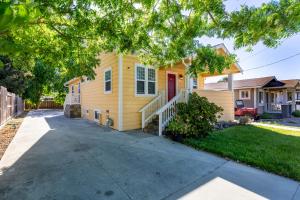 圣何塞@ Marbella Lane Mini Guest House in Downtown San Jose的一条带车道的黄色房子