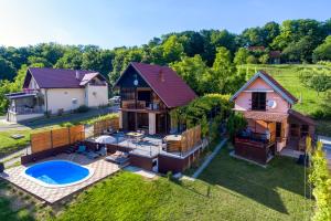 Sveti Ivan ZelinaJuras Country House, bazen, sauna ,hot tube,vrt的享有带游泳池的房屋的空中景致