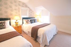 班戈北爱尔兰Ennislare House Guest Accommodation的一间卧室设有两张床和两个窗户。