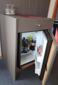 Sankt Radegund bei Graz赛锐膳食公寓酒店的配有饮料的开放式冰箱