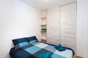 滨海托萨Flat near the beach and center of Tossa de Mar "Sol"的一间小卧室,配有蓝色和白色的床