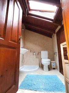 毕达哥利翁Samia Seavilla Pythagorio的浴室配有卫生间、盥洗盆和浴缸。