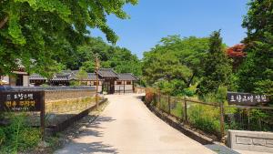 BonghwaTohyang Traditional House的公园内有建筑的走道