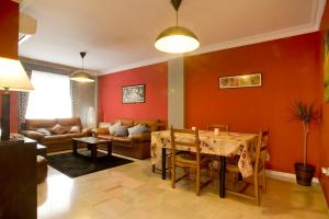 AmbrozBonita casa en Granada+PARKING EN EL CENTRO+WIFI的客厅配有桌子和沙发