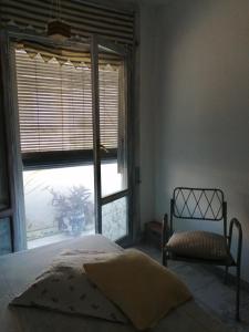 代尔特布雷Can Ventura的一间卧室设有一张床和一个大窗户