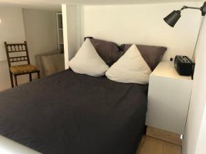 勒奥瓦尔德Loft mon Soleil的一间卧室配有一张带两个枕头的床