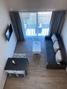 帕兰加SKY Villa的客厅配有沙发和桌子