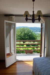 宏达瑞比亚Caserio en Zona Rural Istilla的一间卧室设有一扇门,可通往一个美景门廊
