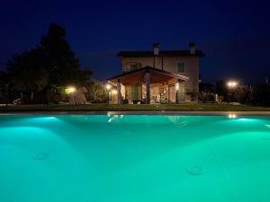 巴多利诺Poggio Bardolino的一座房子,在晚上有一个游泳池