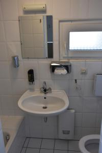 科隆DOM APARTS的一间带水槽和镜子的浴室