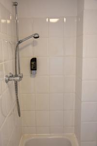 科隆DOM APARTS的带淋浴和浴缸的浴室