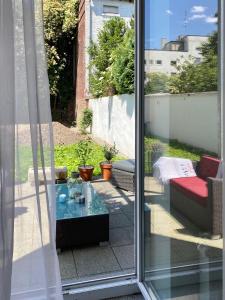 亚琛Chez Coco Apartment 1 Aachen的推拉玻璃门享有庭院的景致