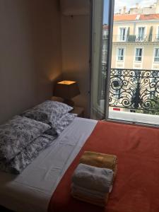 尼斯弗洛里尔一室公寓酒店的一间卧室设有一张床和一个美景窗户。