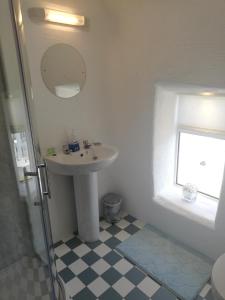 阿达拉The Barn @Ardhill House的一间带水槽和镜子的浴室