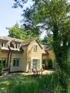 萨默福德凯恩斯Mill Green Cottage, On site Pools & Spa access的院子里带野餐桌的房子