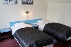 加德耶格Lille Margrethe的配有两张床的酒店客房
