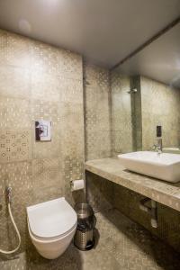 孟买Nap Manor Hostels的一间带卫生间和水槽的浴室