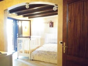 MarcellinaOasi di pace a Guidonia的一间在房间内配有白色婴儿床的卧室