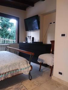 MarcellinaOasi di pace a Guidonia的一间卧室配有一张床和一台平面电视