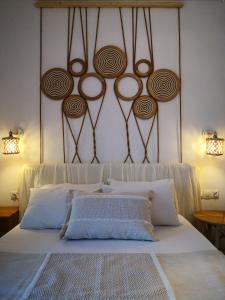 斯卡拉伯塔麦斯Porto Thassos Apartments & Studios的卧室配有一张带两个灯的大白色床