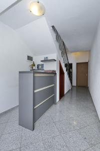 斯塔利格拉德-帕克利尼卡拉纳别墅公寓的一个空房间,有柜台和楼梯