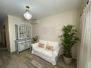 克鲁兹·德·特赫达Casa Maeva的客厅配有白色沙发和植物