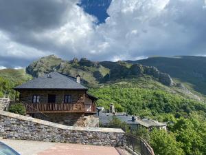 San Esteban de Valdueza锡伦西奥山谷酒店的山顶上一座带山墙的房屋