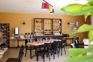 阿维尼翁马南酒店的一间带桌椅的用餐室