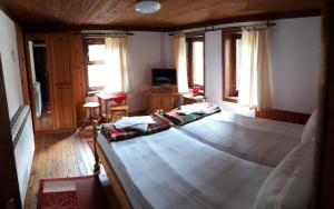 科普里夫什迪察Sarafova Guest House的一间卧室配有一张大木床。