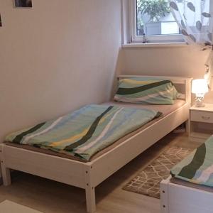 巴贝Ferienwohnung Gentzen的一间小卧室,配有一张带窗户的床