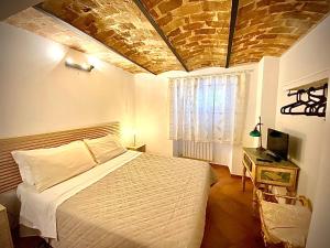 拉奎拉La Casa Di Ago的一间卧室配有一张砖砌天花板的床