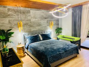 波亚纳布拉索夫Maya Luxury Residence的一间卧室设有一张特大号床和一个大石墙
