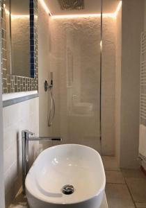 滨海波利尼亚诺卡萨住宿加早餐酒店的浴室配有盥洗盆、淋浴和卫生间