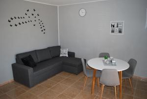 卡普里耶Apartmani Ivan的客厅配有沙发和桌子